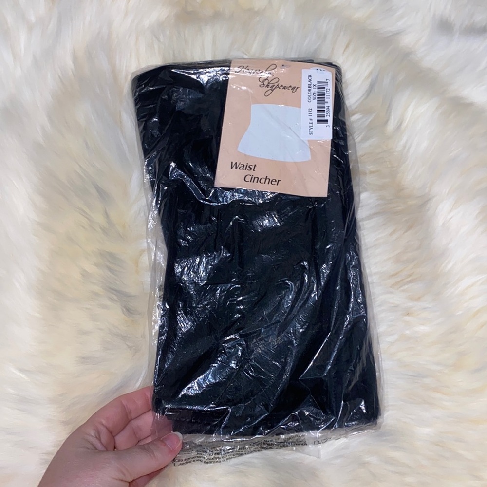New with tags Size 1x Plus Size 12/14 Black Waist Cincher by Heavenly Shapewear